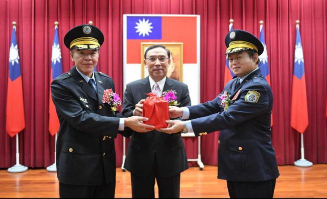 矫正署长周辉煌（右）上任后，宣布诈欺犯决不宽恕等重大政策。中为法务部长蔡清祥、左为前任矫正署长黄俊棠。（图／矫正署提供）