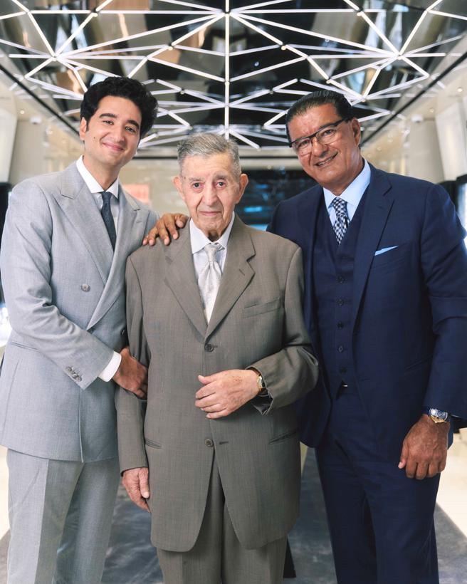 Jacob & Co.品牌创办人Jacob Arabo（右）在13岁时从父亲（中）手中获赠一只世界时区腕表，如今他打造World Is Yours两地时间腕表，表达他对儿子的期许。（Jacob & Co.提供）
