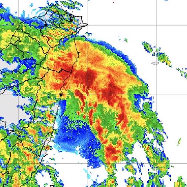 不能只看颱风中心，目前有一团对流云带正移入北北宜。(翻摄自郑明典脸书)