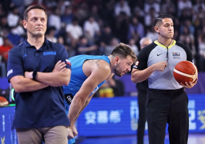 东契奇(中)昨在比赛中多次跟总教练塞库利奇(左)爆发口角。(路透资料照)