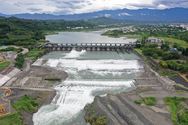 受海葵颱风影响，各地雨势增加，石冈水坝将视进水量决定是否调节性放水。（民眾提供／陈淑娥台中传真）
