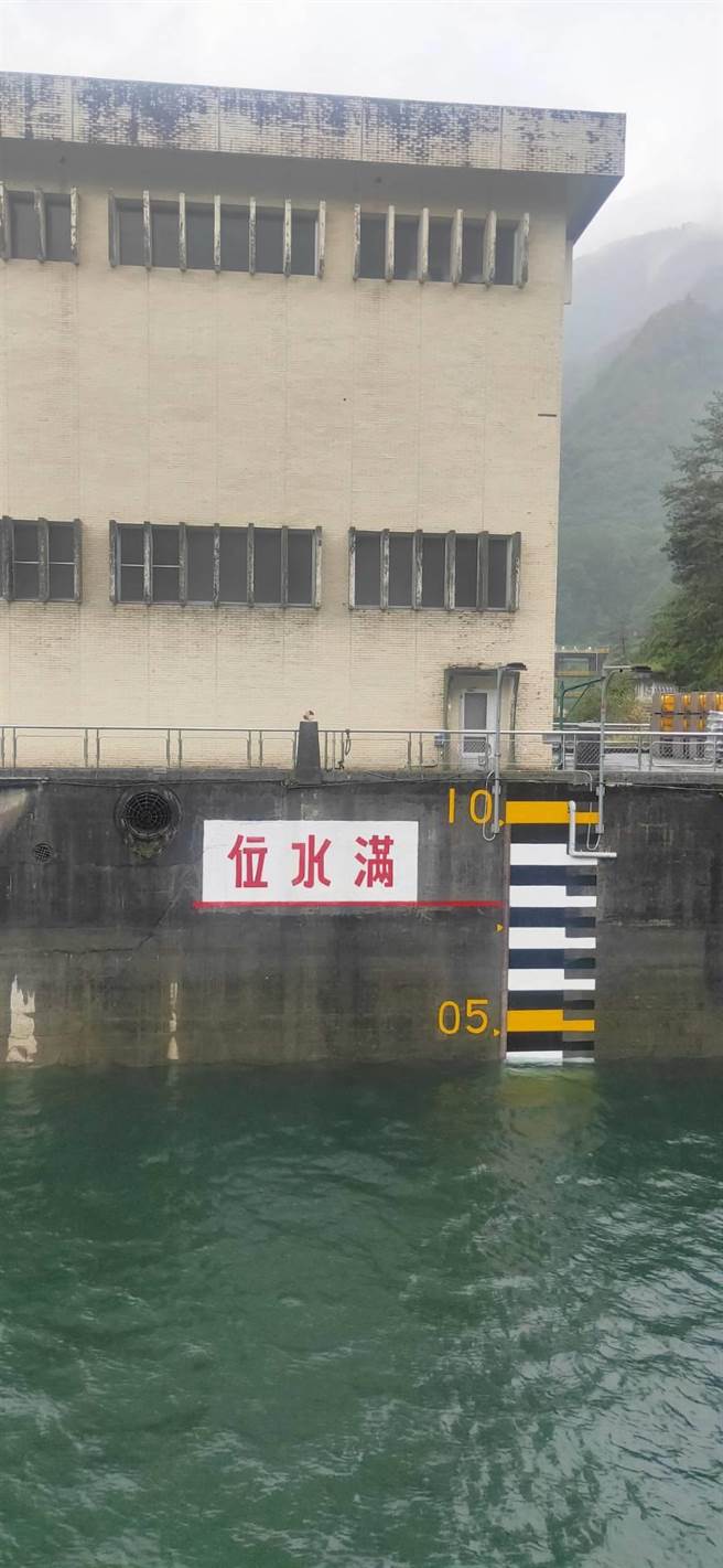 受海葵颱风影响，德基水库今早进流量大增，下游水坝进行调节性放水。（大甲溪发电厂提供／陈淑娥台中传真）