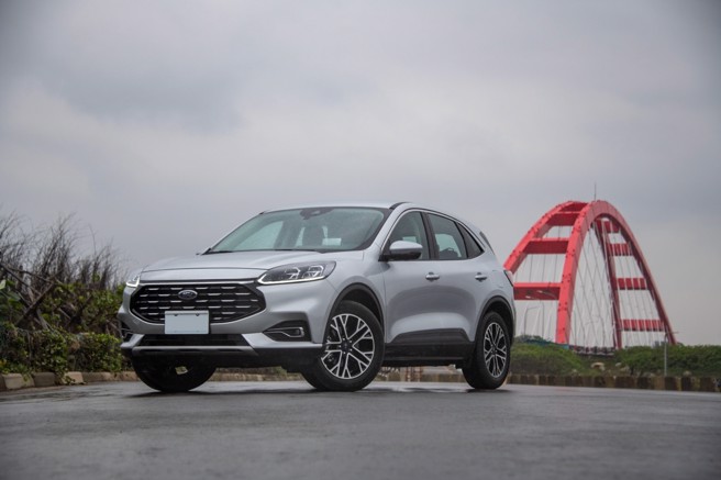 New Ford Kuga外观以「水滴型流动曲面」为灵感缪思，低倾A柱与斜背式车身设计展现动态流线张力。（陈大任摄）