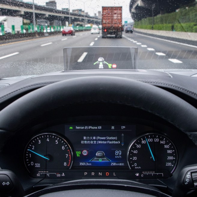 12.3吋全彩仪表板搭配智慧型抬头显示器。（陈大任摄）