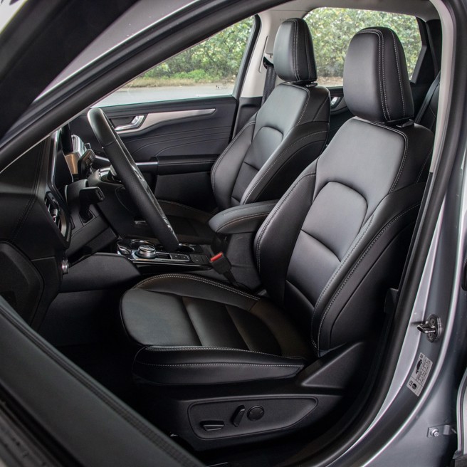 驾驶座10向电动调整与电动腰靠功能。（陈大任摄）