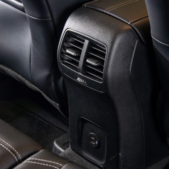 后座出独立风口并配置USB充电插孔。（陈大任摄）