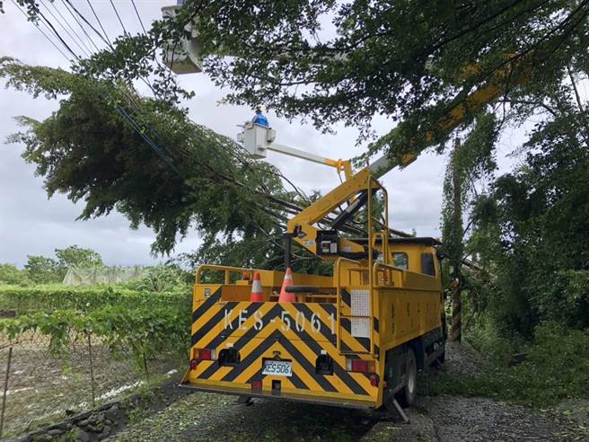 屏東3395戶停電，台電全力動員搶修。(台電提供)