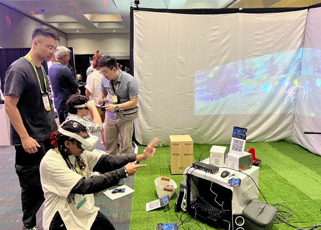 北科大SIGGRAPH获奖作品「跨境现实」，观眾戴上VR头盔即能以虚拟分身参与数位版演唱会。（北科大提供／林志成台北传真）