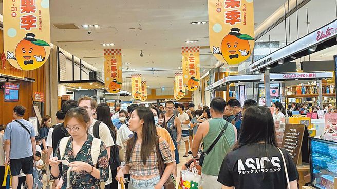 高雄27日放颱风假，龙头百货汉神巨蛋涌入大批消费者。（资料照）
