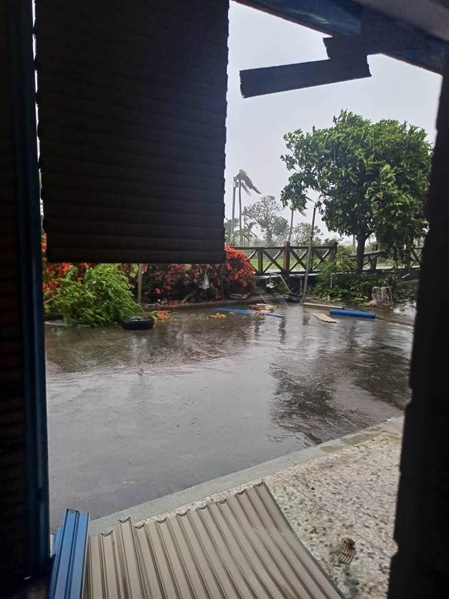 海葵颱风过境，风强雨骤造成台电台东区输配电线路受损严重，目前仍有13404户停电抢修中。（民眾提供／萧嘉蕙台东传真）