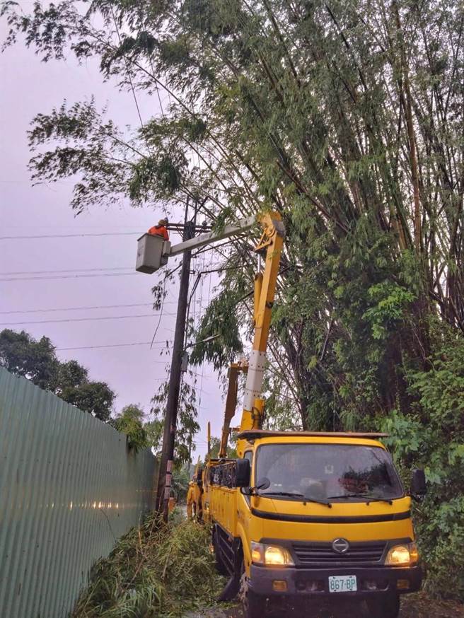 怪颱海葵兩度登陸，造成高雄多個行政區大停電，主要以美濃、鳳山、大社為主，截至今（4）日早上10時，仍有逾1.1萬戶停電中。（台電提供）