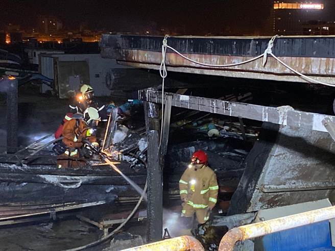 警消及时赶抵现场扑灭火势，而未酿成更严重之灾害和伤亡。（澎湖消防局提供／许逸民澎湖传真）