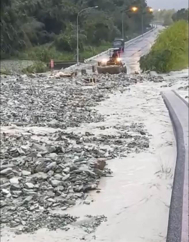 花蓮秀林鄉荖溪雨量破8003毫米，當地銅門道路遭土石流吞噬。（民眾提供）