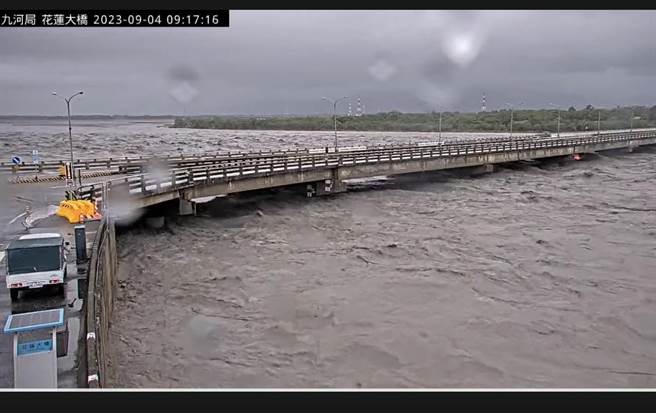 花蓮昨開始降下大豪雨，花蓮溪暴漲，花蓮大橋昨天封閉，今天降雨稍微趨緩，公路總局解除預警性封閉橋梁管制措施，恢復通行。（翻攝經濟部水利署水利防災中心畫面）