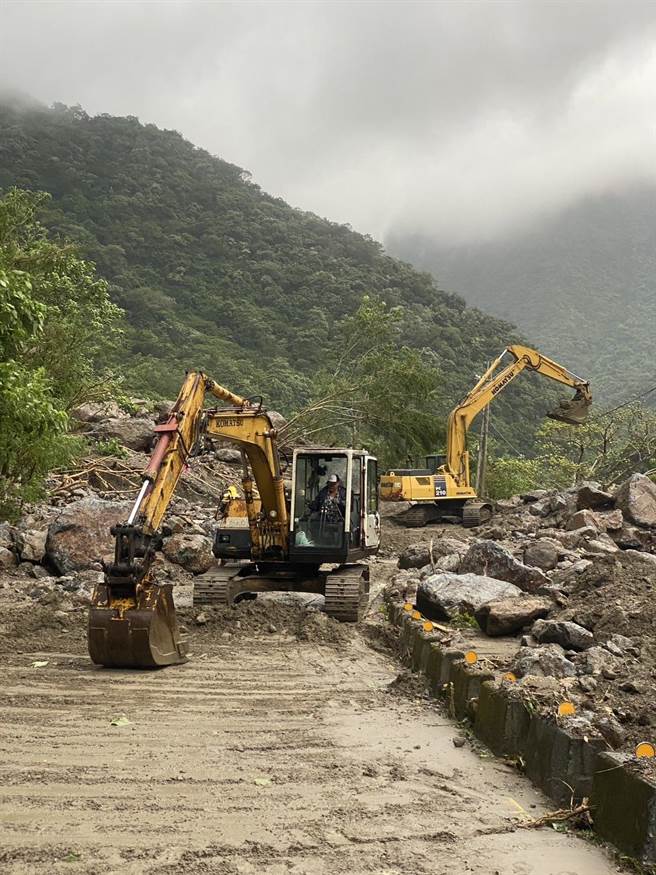 碧候溫泉園區聯外道路電線桿斷裂造成停電，台電預計上午搶通。（民眾提供／吳佩蓉宜蘭傳真）