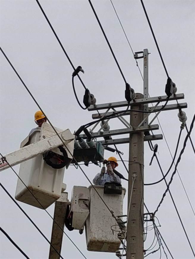 海葵颱风，台电人员线路抢修。（新营营业处提供／张毓翎台南传真）