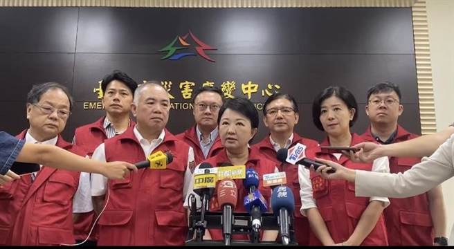 台中市长卢秀燕（前右2）表示，海葵登陆、出海地点1日3变，所以寧愿小心放颱风假，避免市民冒险外出上班上课。（张妍溱摄）