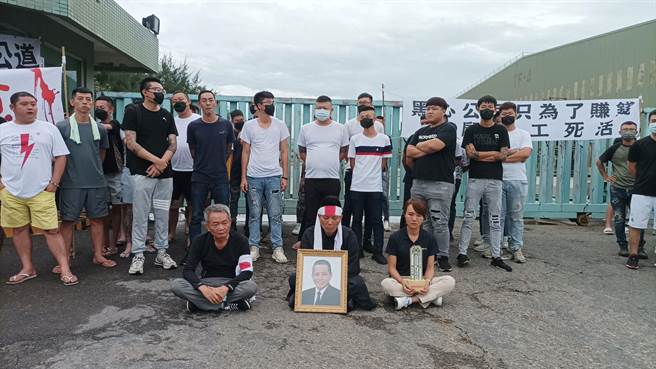 在彰化某上市公司工作24年的王姓员工，本月因肺癌离世，家属认为王男连续20几年轮三班，长期劳累罹癌，死后公司不闻不问，王男表哥24日不畏颱风号召上百黑衣人到工厂前抗议。（民眾提供／吴建辉彰化传真）