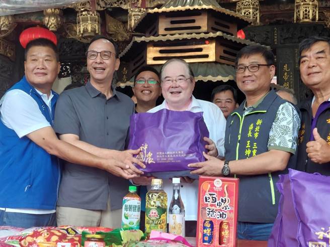 先嗇宮將信徒捐贈的1000份、每份1000元的中元普渡供品，與2500包白米，捐贈給新北市好日子愛心大平台。（陳慰慈攝）