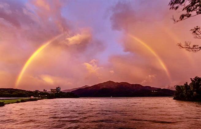 海葵颱风3日傍晚过境台湾时，日月潭些微飘雨，出现虹伴火烧云的魔幻奇景。（林育德提供／杨静茹南投传真）