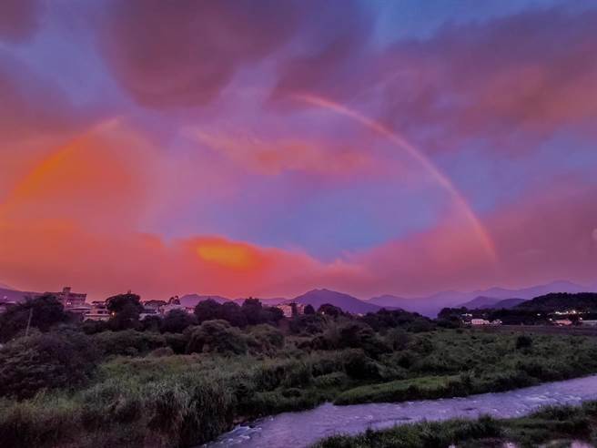 埔里镇民孙大伟在眉溪溪畔拍摄到火烧云伴彩虹美景，祈祷颱风轻轻掠过就好。（孙大伟提供／杨静茹南投传真）