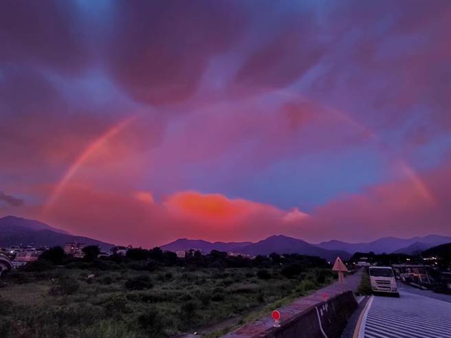 孙大伟在眉溪溪畔看到彩虹伴火烧云的魔幻奇景（孙大伟提供／杨静茹南投传真）
