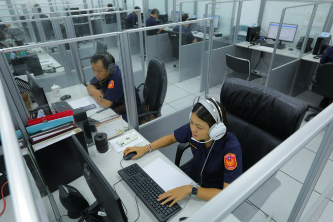 當民眾被詐騙匯款，馬上撥打165反詐騙諮詢報案，可立即通報銀行協助圈存。（圖/黃菁慧攝）