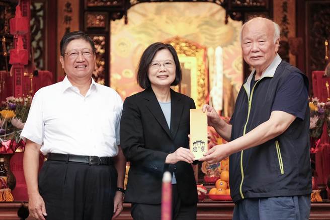 O presidente do Templo de Yimin, Lin Guanghua (à direita) e o magistrado do condado Yang Wenke (à esquerda) apresentaram o 235º aniversário do Templo de Yimin ao presidente Tsai Ing-wen (no meio) e desejaram-lhe uma visita tranquila no próximo ano. (Foto de arquivo / Foto de Luo Junbin ) 