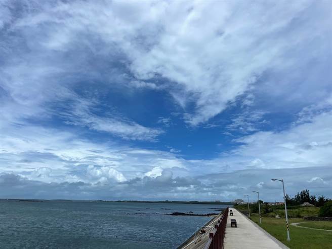 由铁线海堤望向南边，可见蓝天云量稀少区域，就是传说中的颱风中心（颱风眼)。（许逸民摄）