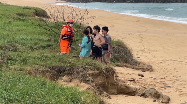 澎湖海滩早上仍有游客前往戏水，岸巡人员前往劝离。（许逸民摄）