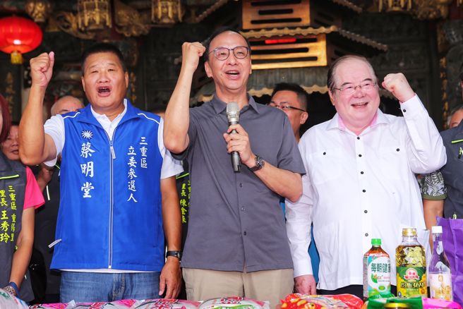 國民黨主席朱立倫（中）4日與新北市立委參選人蔡明堂（左）前往三重先嗇宮參拜，和先嗇宮董事長李乾龍（右）一起高喊口號，為侯友宜與蔡明堂加油。（黃世麒攝）