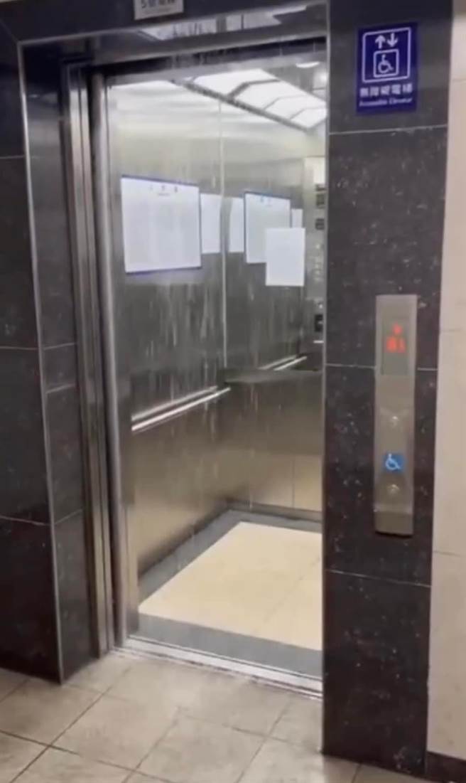 因颱风花莲降大雨，新城乡北埔新建完成的青年住宅部分电梯、地下室及也下大雨、积水，大水直接从电梯井往下灌，如同「水帘洞」，住宅品质，让住户忧虑。（民眾提供） 