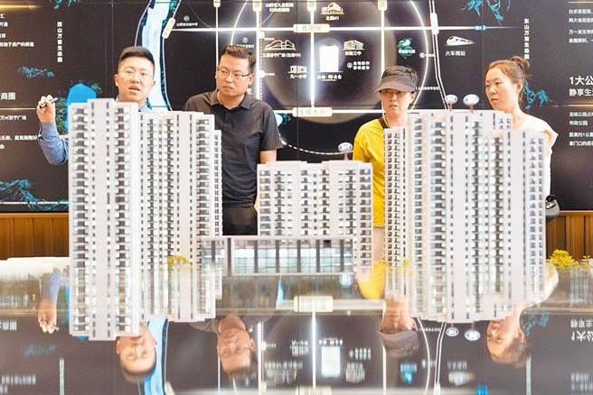 图为民眾在山西太原一家房地产售楼部看房。（图／中新社）