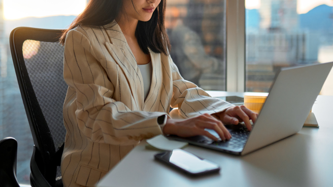 台北一名男子今早收到公司新人传讯说要放颱风假。（图／示意图，达志影像）
