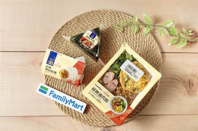 全家X千千「椒麻肉松饭糰」将经典肉松饭糰PLUS升级椒麻风味；「麻辣滷肉饭」加入蒜香辣籽风味辣酱，号称香辣又涮嘴。（全家提供／朱世凯台北传真）