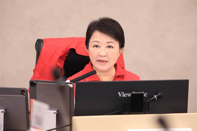 台中市長盧秀燕今早10時許，出席消防局主持第四次災害應變中心的工作會報。（張妍溱翻攝）