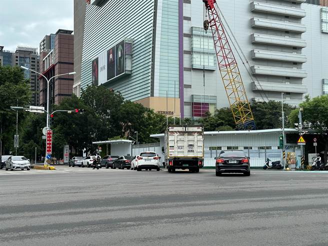 台中市放颱風假，但今天早上無風無雨，百貨公司附近道路出現車潮。(林欣儀攝)
