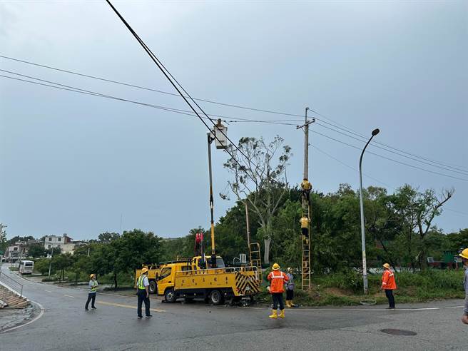 受颱风外围环流影响，金门已有零星风雨吹断树木压损电线，造成688住户停电。(图／台电金门区营业处提供)