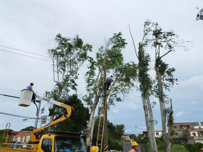 经台电金门区营业处及台北南区跨区支援工程人员不畏风雨、漏夜抢修下均已復电。(图／台电金门区营业处提供)