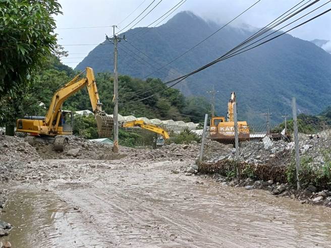大型机具进驻抢通遭土石流侵入的联外道路。南投县议员游颢提供