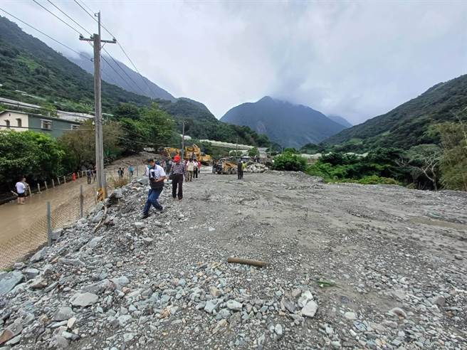 南投县信义乡东埔温泉联外道路遭土石流淹没导致交通中断。南投县议员游颢提供