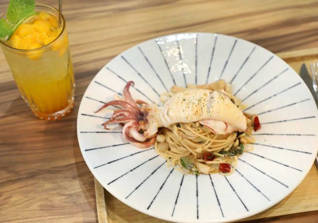 凭藉对料理的热爱，李佳旗和太太研发带有琉球风味的义大利餐。图为招牌餐点香煎小卷辣味义大利麵。（图／远见杂志提供）