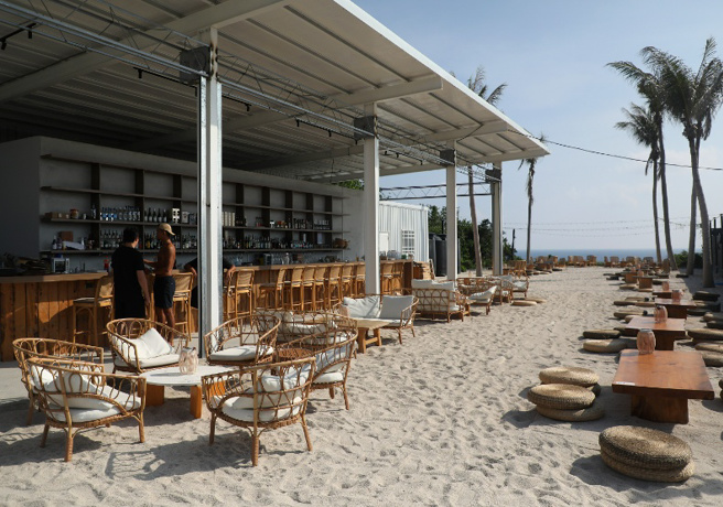 网美风酒吧Sea Daze Liuqiu，虽然年初才开幕，开放式吧台搭配简约工业风，加上沙滩椅、仙人掌、玻璃灯串，已在当地小有名气。（图／远见杂志提供）