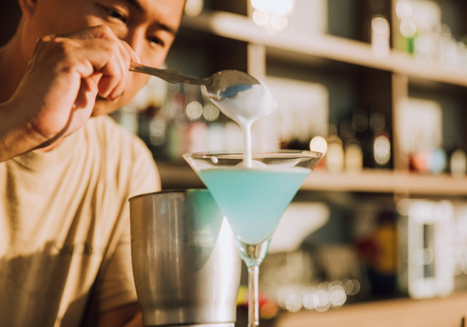 最知名的花瓶岩石，就是用马丁尼杯子，搭配浅蓝色酒水，上头放了奶泡与棉花糖，看起来就像海水、海浪跟岩石。（图／远见杂志提供）