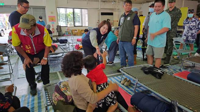 屏东县长周春米至泰武乡收容安置中心关心撤离民眾。(屏县府提供)