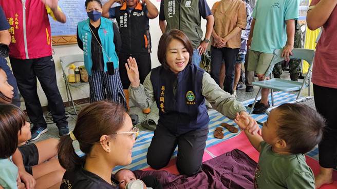 屏东县长周春米至泰武乡收容安置中心关心撤离民眾。(屏县府提供)