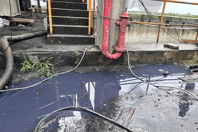 新竹县湖口乡德盛溪4日被污染，追查确认污染源是润泰杨梅厂，厂方人员声称是管子破裂造成污水泄漏。（湖口乡公所提供／罗浚滨新竹传真）