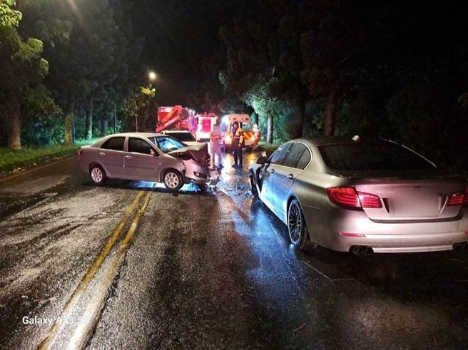 王姓女子4日清晨，驾驶租赁轿车行经新北市新店安祥路，因违规跨越双黄线，不慎撞上对向BMW轿车。（新店警分局提供）