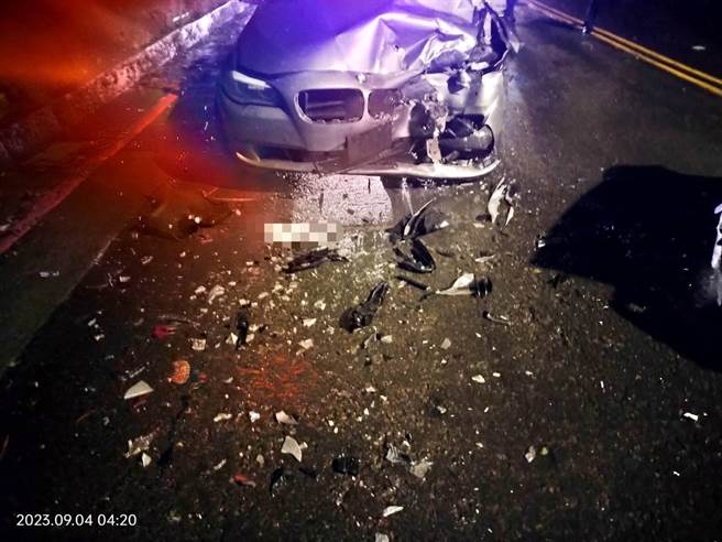 2车剧烈碰撞，车头均严重凹损变形，王女则受困车内。（新店警分局提供）