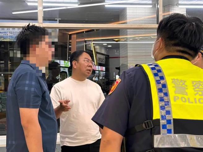 一名男子从南部离家1年多，他以超商为家，近期出现在丰原，市议员谢志忠昨深夜前往关心，劝他回家勿让家中老人家担心。（民眾提供／陈淑娥台中传真）
